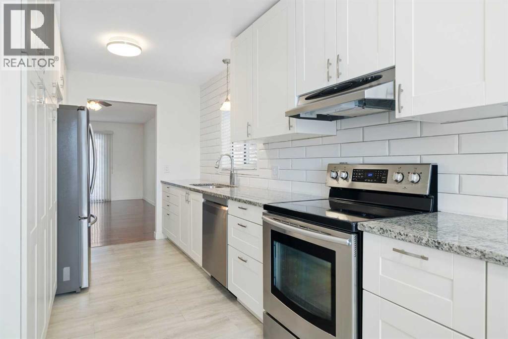 Row / Townhouse for Sale in 84 Deer Ridge Close SE|Calgary, Alberta T2J7C2 3