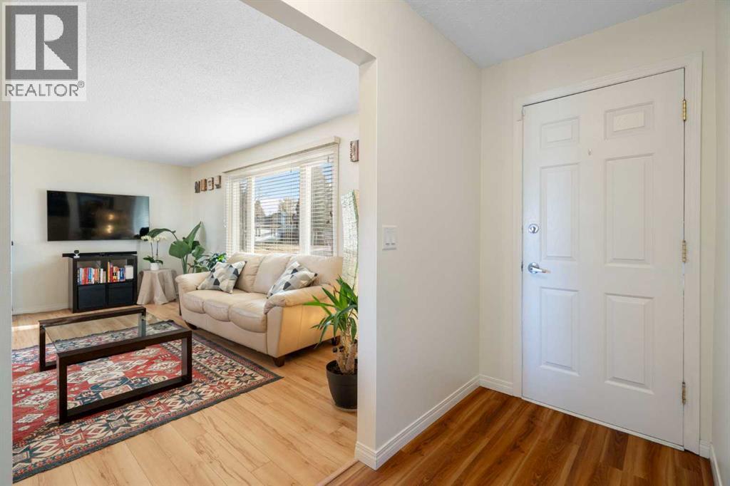 House for Sale in 308 Hunterbrook Place NW|Calgary, Alberta T2K4V8 2