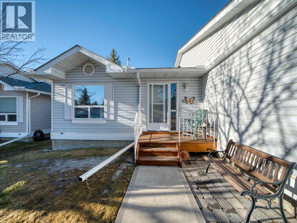 Row / Townhouse for Sale in 12 Deer Ridge Close SE|Calgary, Alberta T2J7C2 2