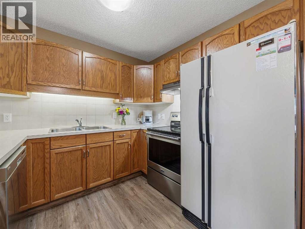 Row / Townhouse for Sale in 12 Deer Ridge Close SE|Calgary, Alberta T2J7C2 4