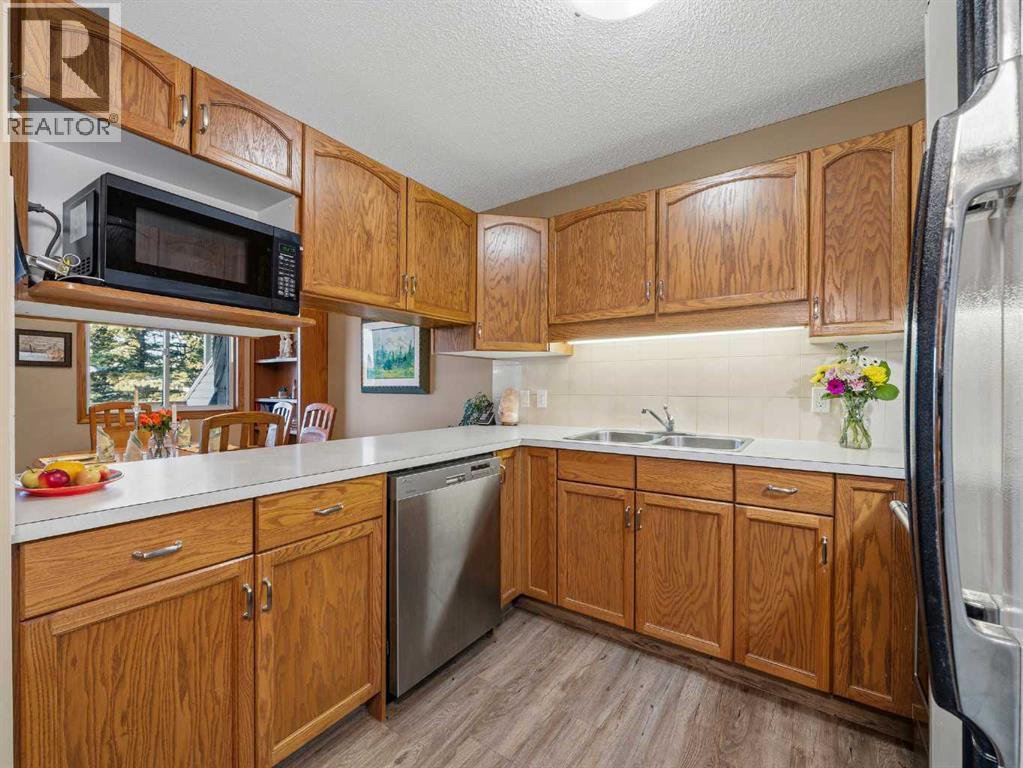 Row / Townhouse for Sale in 12 Deer Ridge Close SE|Calgary, Alberta T2J7C2 3