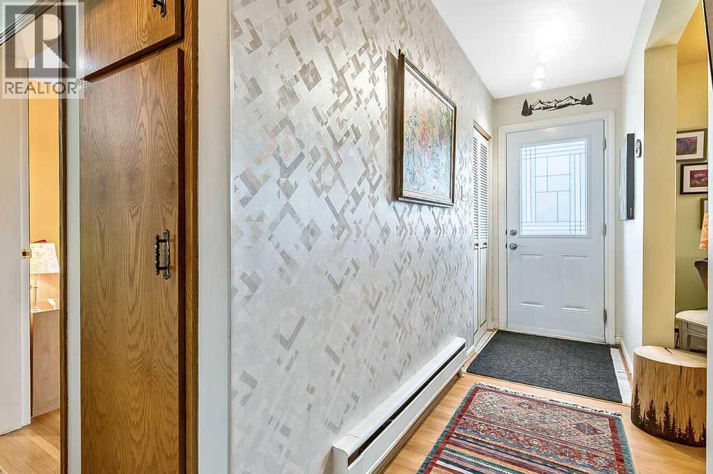 House for Sale in 623 75 Avenue SW|Calgary, Alberta T2V0S4 2