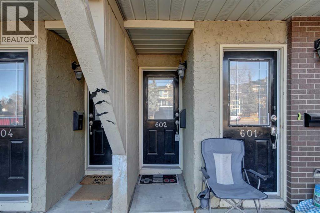 Row / Townhouse for Sale in 602, 2200 Woodview Drive SW|Calgary, Alberta T2W3N6 2