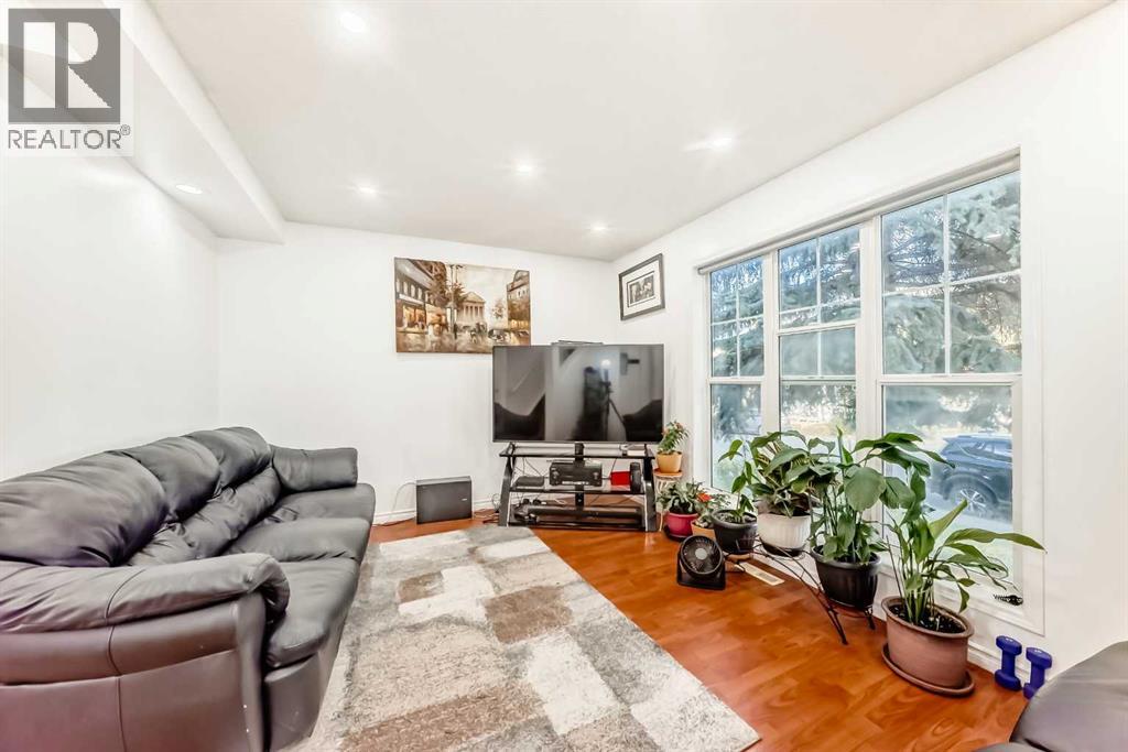 House for Sale in 79 Hidden Crescent NW|Calgary, Alberta T3A5L4 3