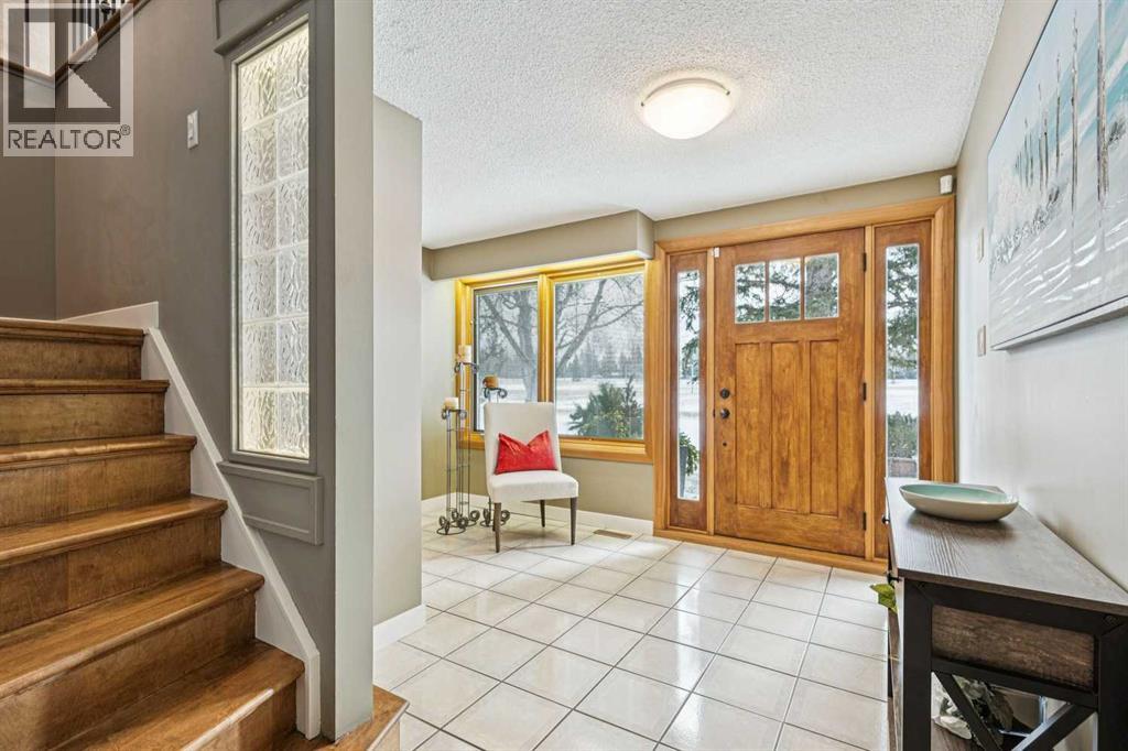 House for Sale in 8 Vardana Place NW|Calgary, Alberta T3A0C5 3