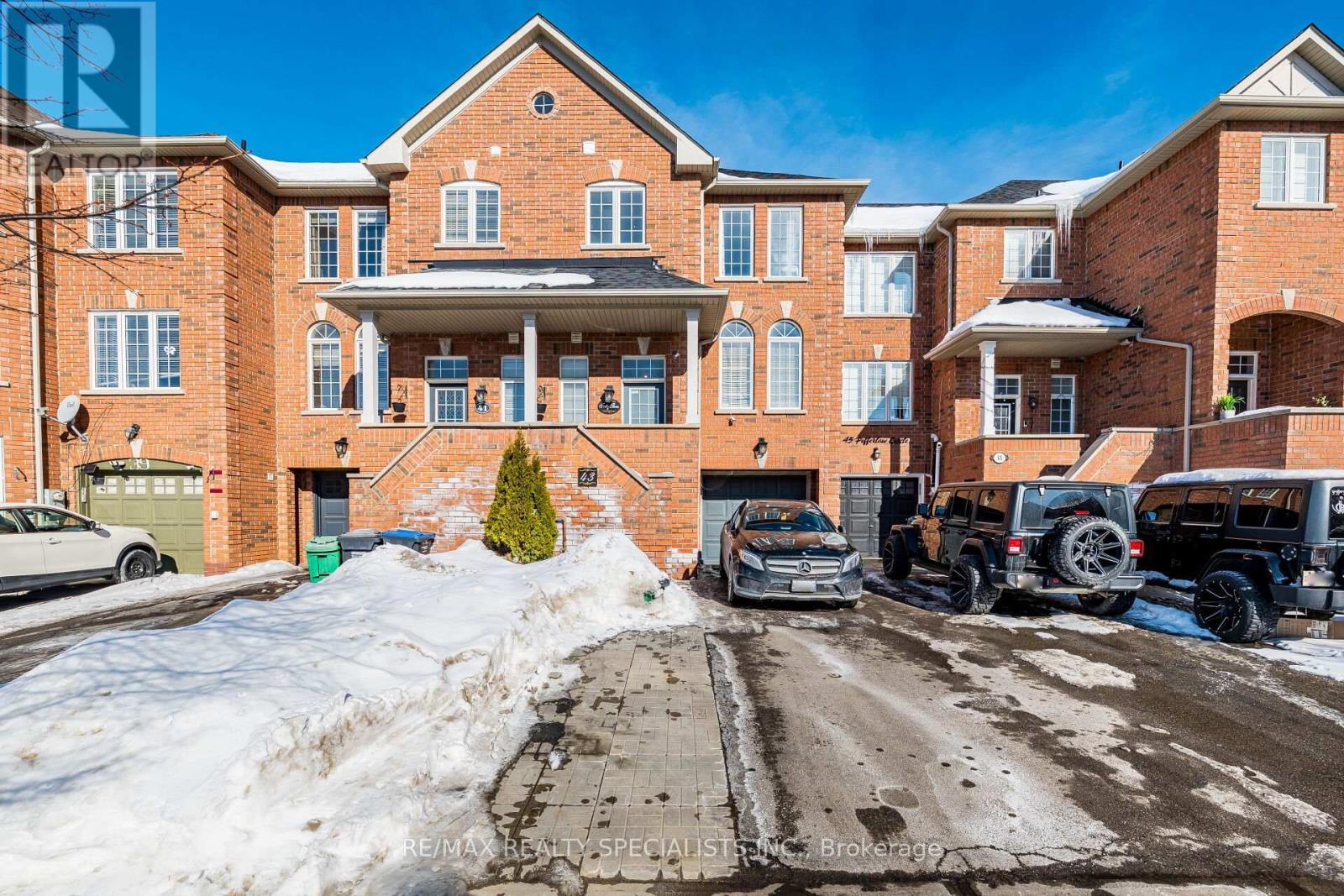 Row / Townhouse for Sale in 43 PEFFERLAW CIRCLE|Brampton (Bram West), Ontario L6Y0L6