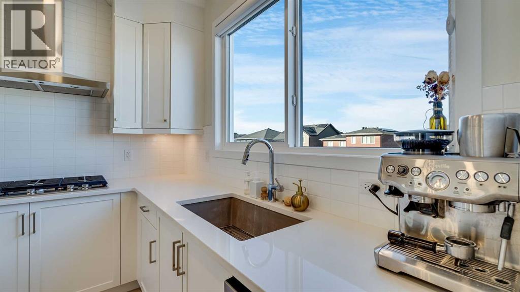 House for Sale in 18 Amblehurst Path NW|Calgary, Alberta T3P1W8 3