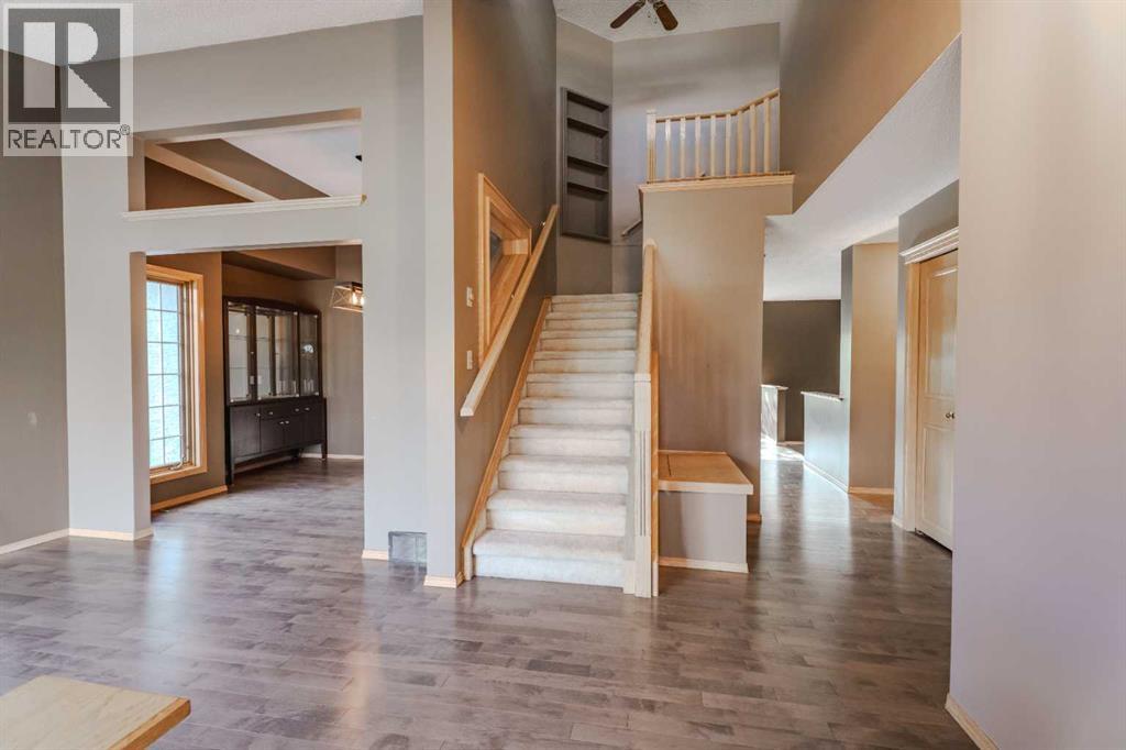 House for Sale in 135 Canterbury Court SW|Calgary, Alberta T2W6C1 4