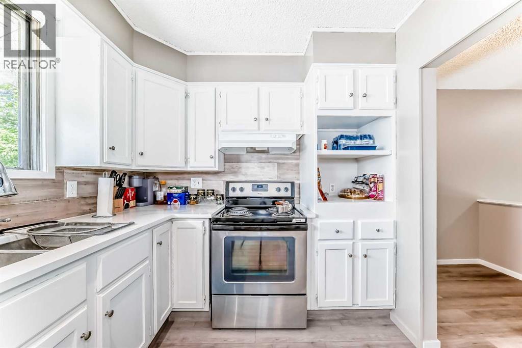 House for Sale in 627 Fortalice Crescent SE|Calgary, Alberta T2A2C8 3