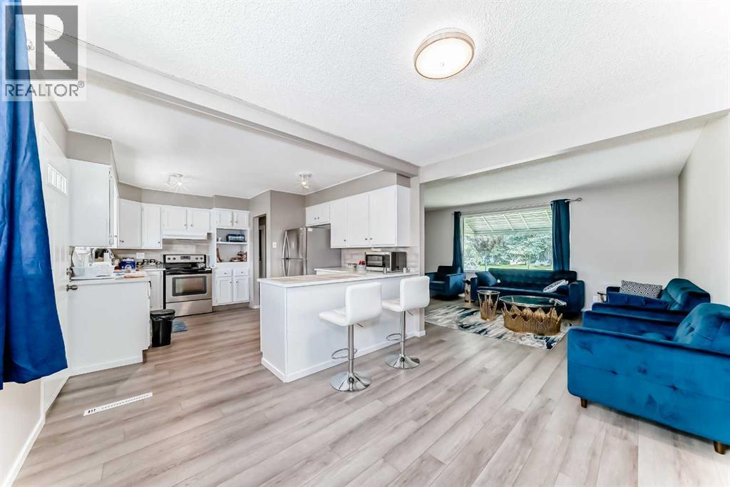 House for Sale in 627 Fortalice Crescent SE|Calgary, Alberta T2A2C8 4