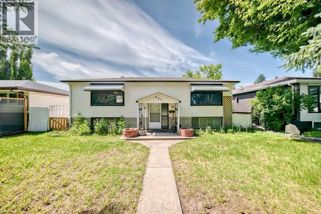 House for Sale in 627 Fortalice Crescent SE|Calgary, Alberta T2A2C8 2