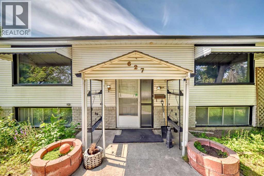 House for Sale in 627 Fortalice Crescent SE|Calgary, Alberta T2A2C8