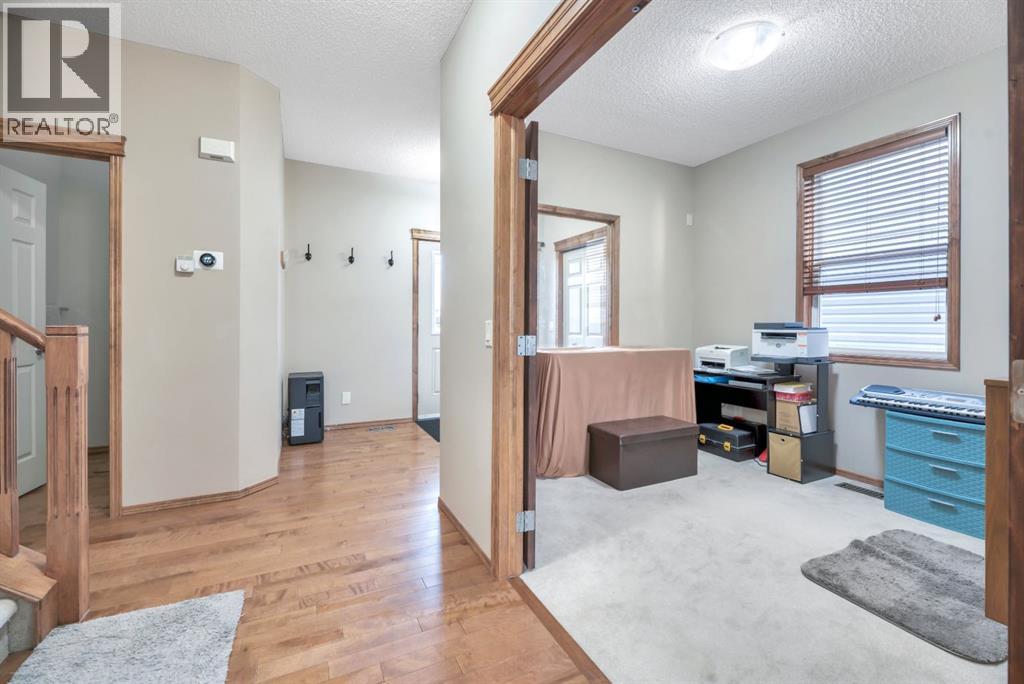 House for Sale in 98 Pantego Road NW|Calgary, Alberta T3K0B7 5