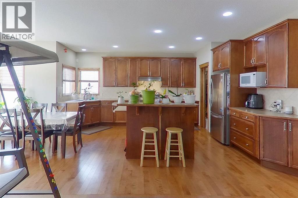 House for Sale in 98 Pantego Road NW|Calgary, Alberta T3K0B7 2