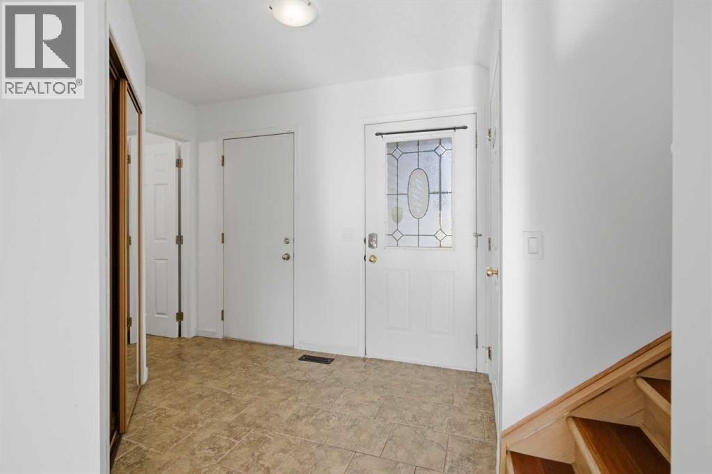 House for Sale in 1721 Douglas Glen Grove SE|Calgary, Alberta T2Z3A5 3