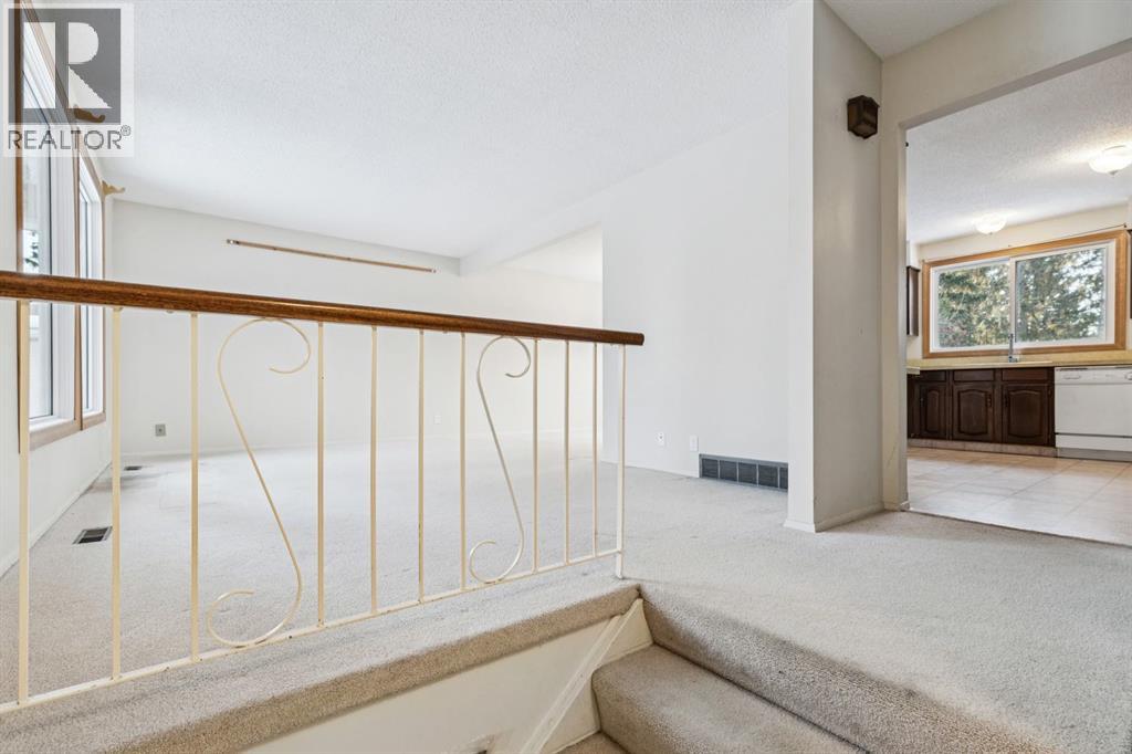 House for Sale in 219 Silvercreek Close NW|Calgary, Alberta T3B4G4 3