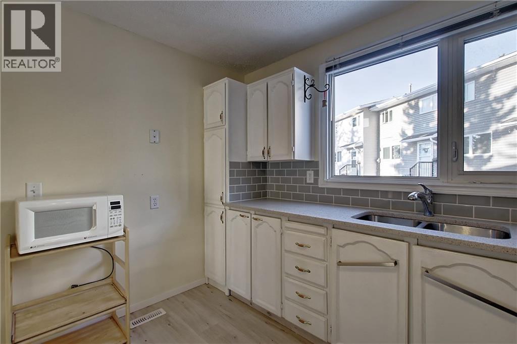 Row / Townhouse for Sale in 9, 1111 Canterbury Drive SW|Calgary, Alberta T2W3G4 4