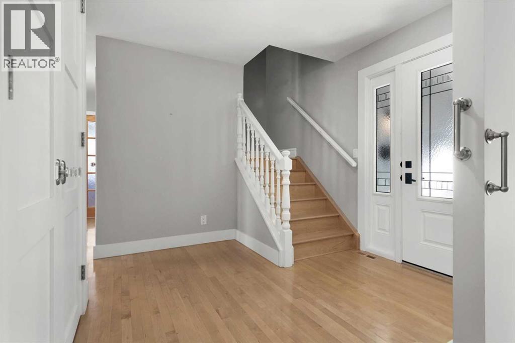 House for Sale in 15 Oakmount Place SW|Calgary, Alberta T2V4Y2 3