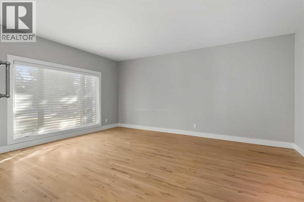 House for Sale in 15 Oakmount Place SW|Calgary, Alberta T2V4Y2 4