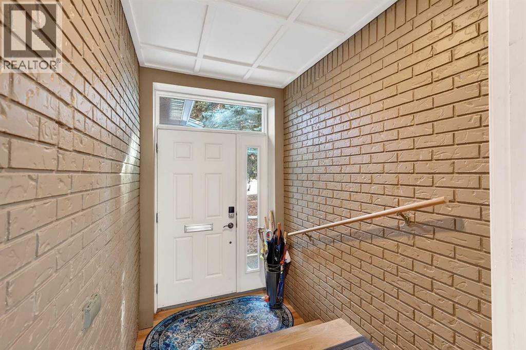 House for Sale in 80 Oakmount Way SW|Calgary, Alberta T2V4Y1 3