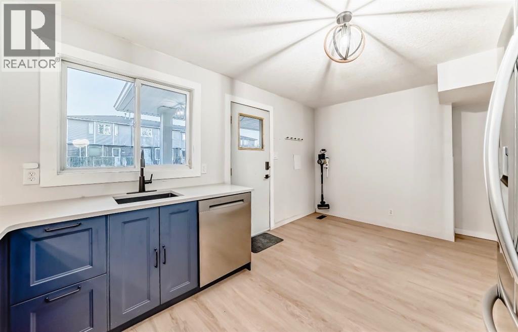 Row / Townhouse for Sale in 423 Regal Park NE|Calgary, Alberta T2E0S6 4