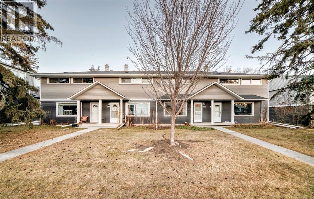 Row / Townhouse for Sale in 423 Regal Park NE|Calgary, Alberta T2E0S6