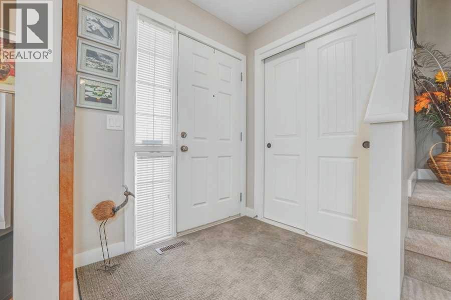 Row / Townhouse for Sale in 112 Everridge Common SW|Calgary, Alberta T2Y5H1 2