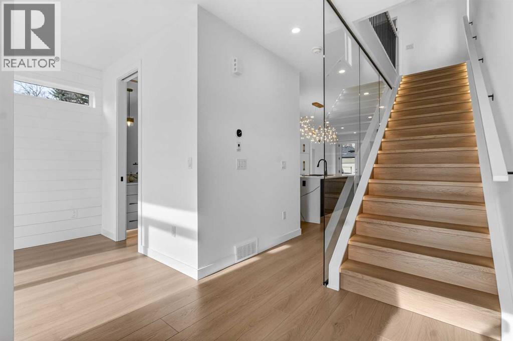 House for Sale in 720 52 Avenue SW|Calgary, Alberta T2V0B5 4