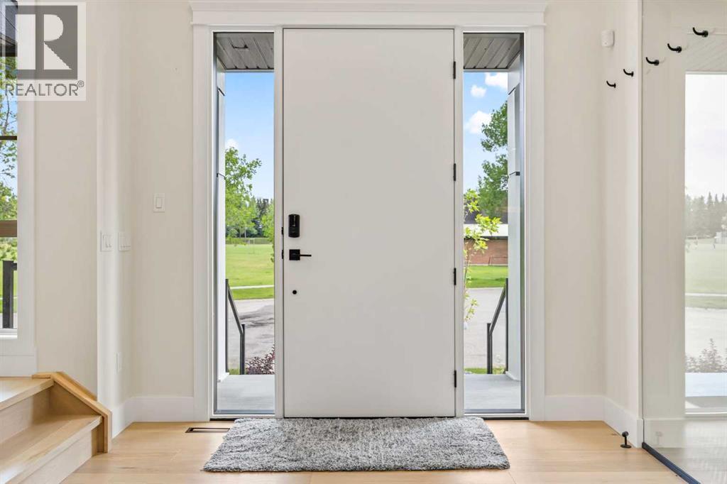 House for Sale in 12 Vardana Place NW|Calgary, Alberta T3A0C5 2