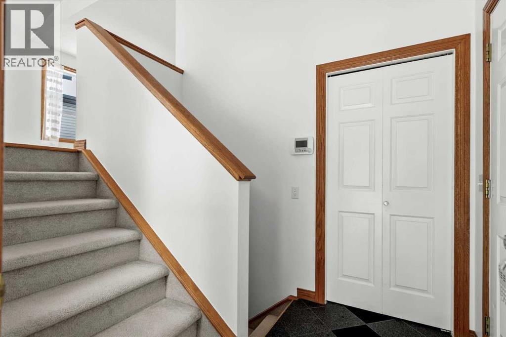 House for Sale in 9095 Scurfield Drive NW|Calgary, Alberta T3L1L3 3