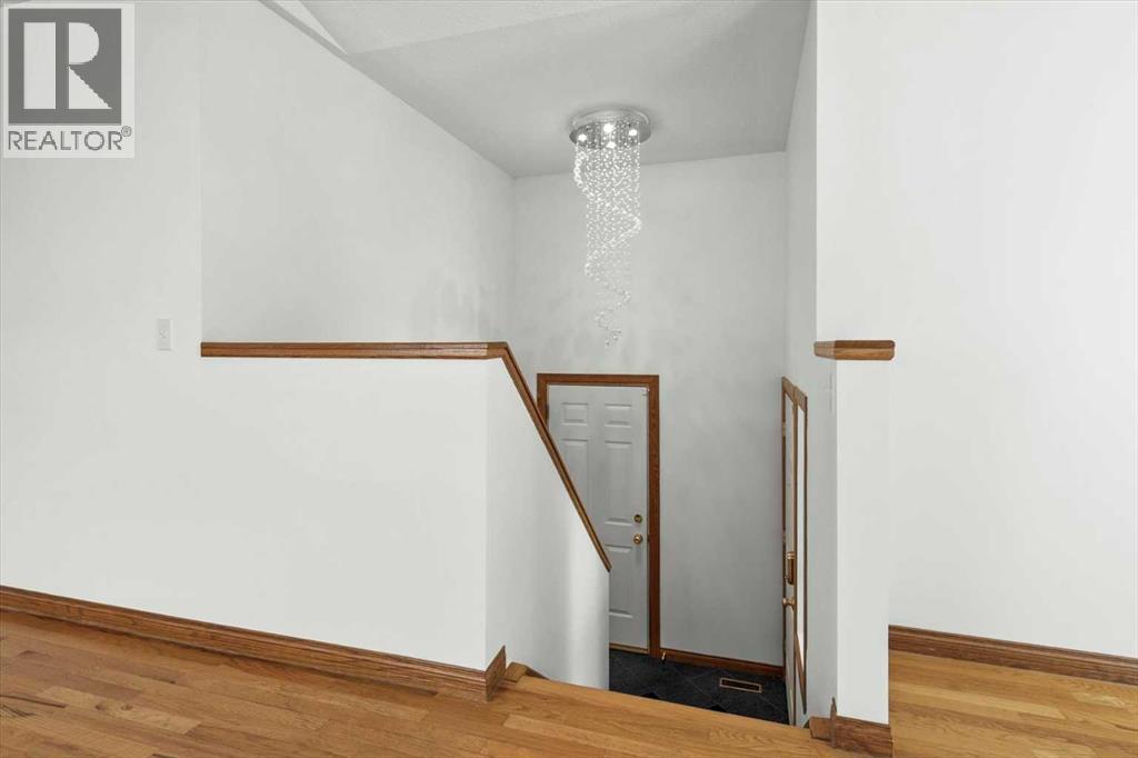 House for Sale in 9095 Scurfield Drive NW|Calgary, Alberta T3L1L3 5