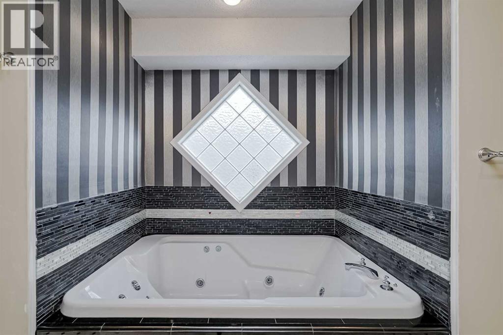 House for Sale in 375 Douglas Glen Gardens SE|Calgary, Alberta T2Z3T1 4