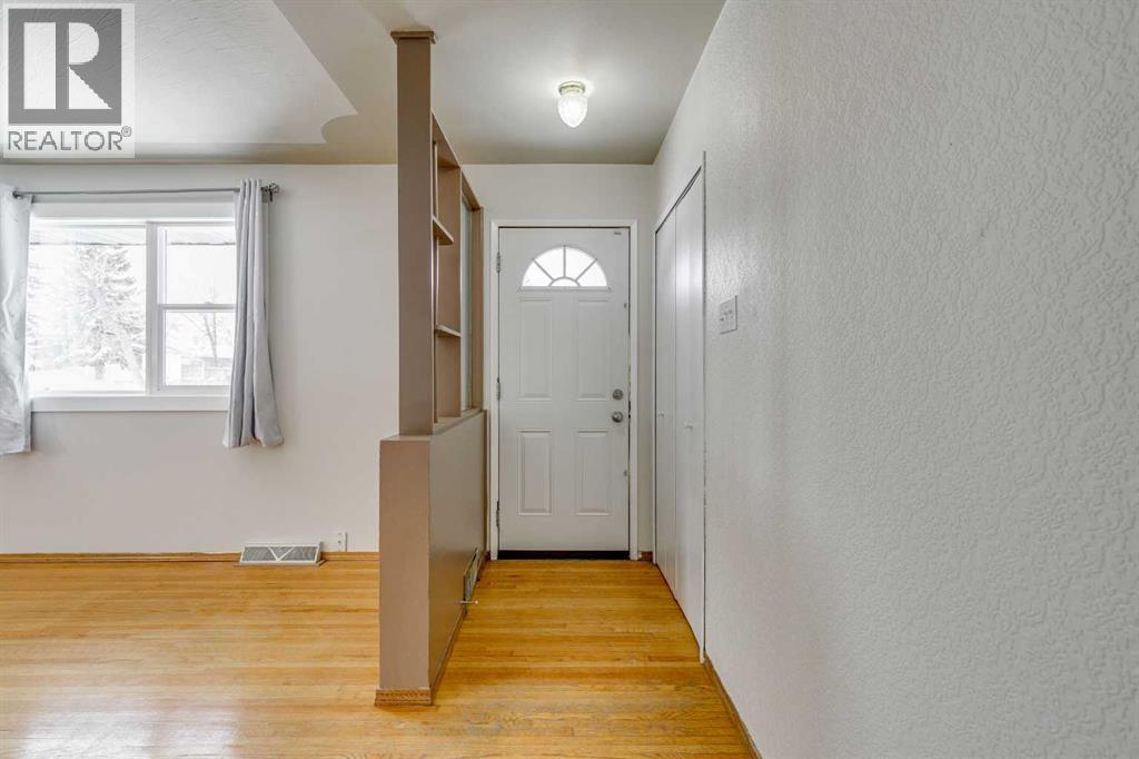 House for Sale in 3328 45 Street SW|Calgary, Alberta T3E3T9 2