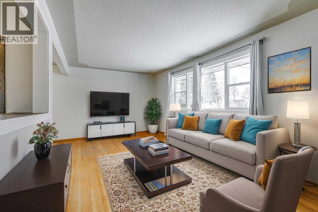 House for Sale in 3328 45 Street SW|Calgary, Alberta T3E3T9 3