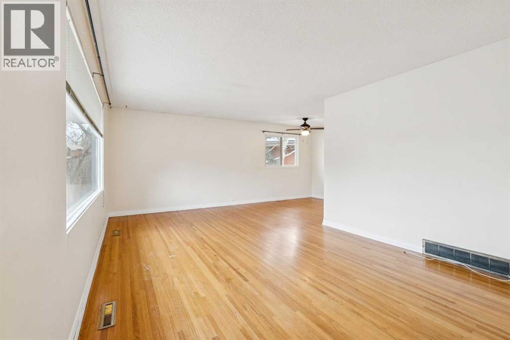 House for Sale in 3248 Bearspaw Drive NW|Calgary, Alberta T2L1T3 4