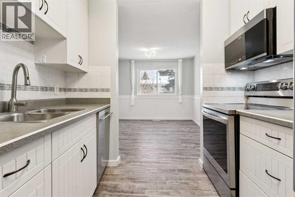 Row / Townhouse for Sale in 10618 Braeside Drive SW|Calgary, Alberta T2W1B9 5