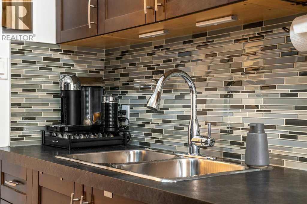 Apartment for Sale in 101, 312 15 Avenue NE|Calgary, Alberta T2E1H2 4