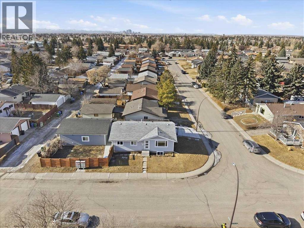 House for Sale in 6603 Malvern Road NE|Calgary, Alberta T2A5C3 2