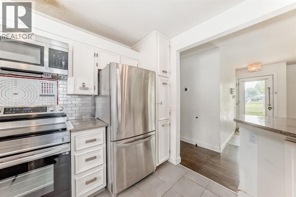 House for Sale in 4139 Bowlen Street NW|Calgary, Alberta T2L1P8 4