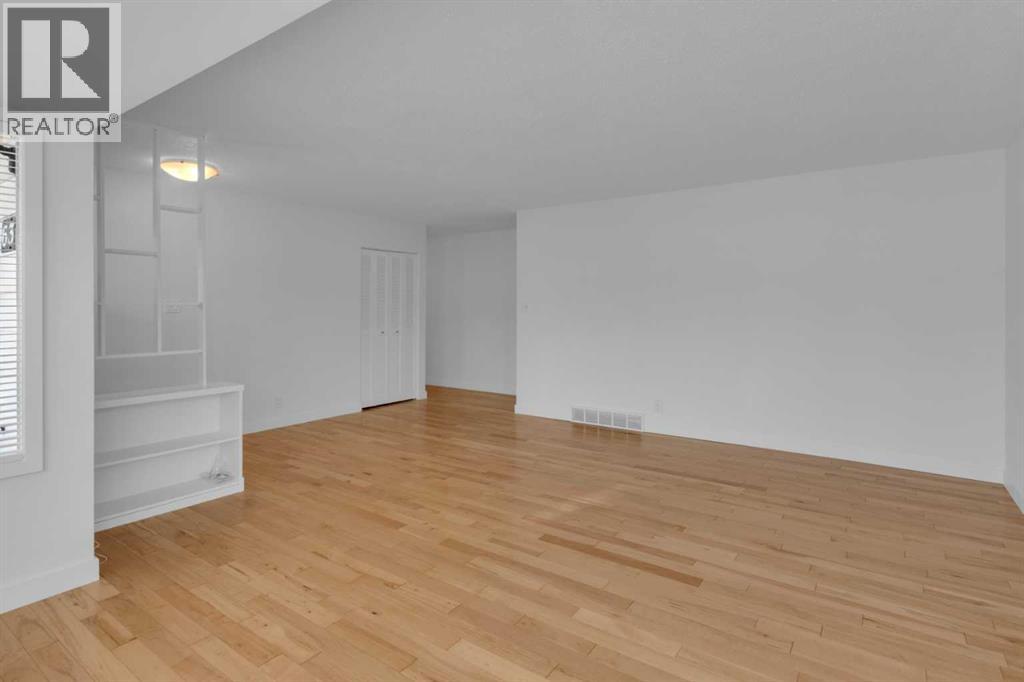 House for Sale in 6312 Thorncliffe Drive NW|Calgary, Alberta T2K3A7 4