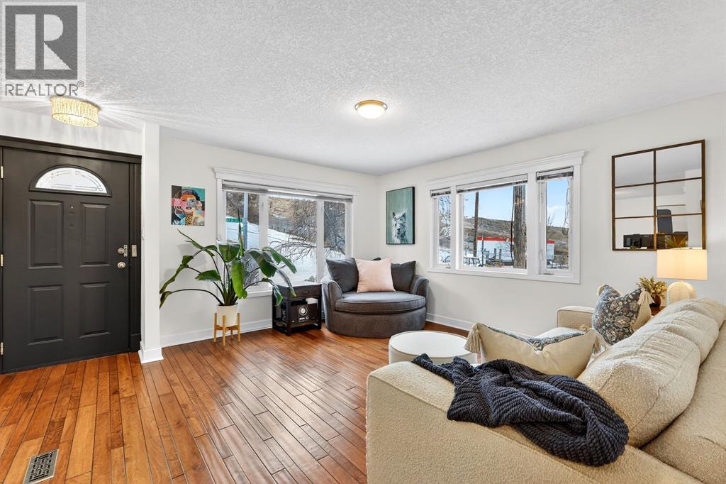 House for Sale in 101 12A Street NE|Calgary, Alberta T2E2W1 5