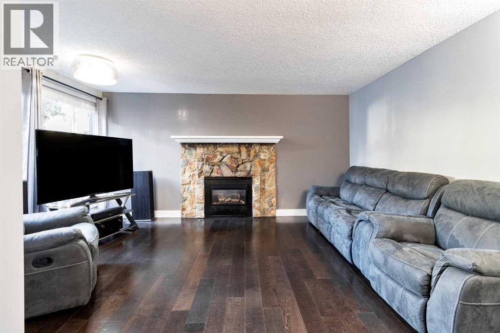 Row / Townhouse for Sale in 175, 77 Glamis Green SW|Calgary, Alberta T3E6T9 4