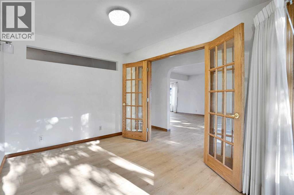 House for Sale in 1956 Kelwood Drive SW|Calgary, Alberta T3E3Z3 5