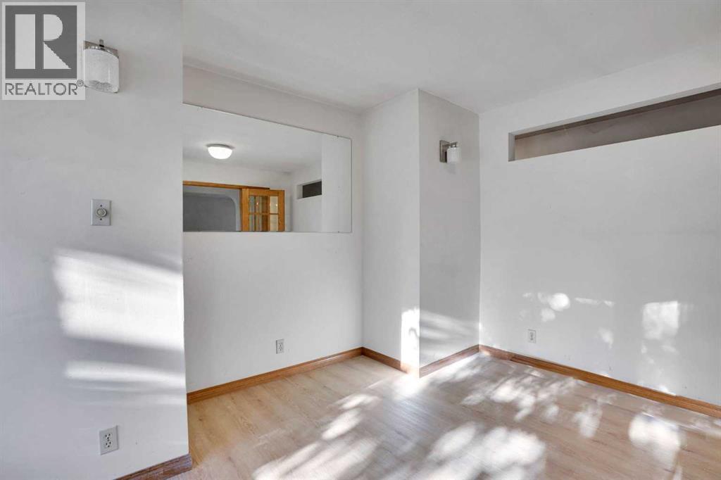 House for Sale in 1956 Kelwood Drive SW|Calgary, Alberta T3E3Z3 4