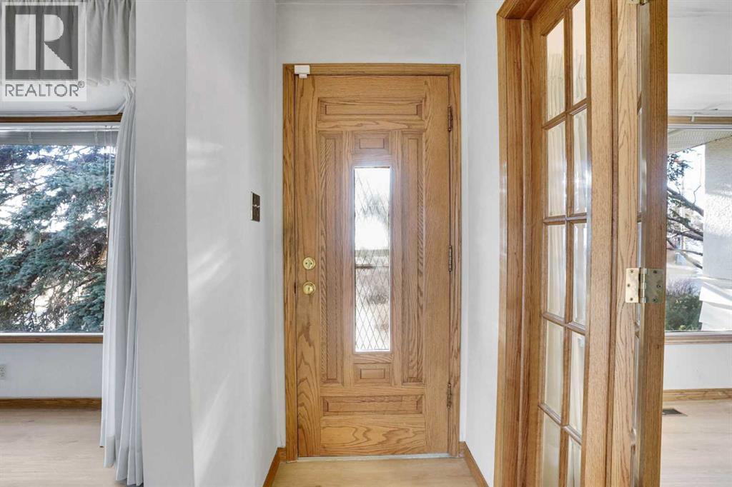 House for Sale in 1956 Kelwood Drive SW|Calgary, Alberta T3E3Z3 2