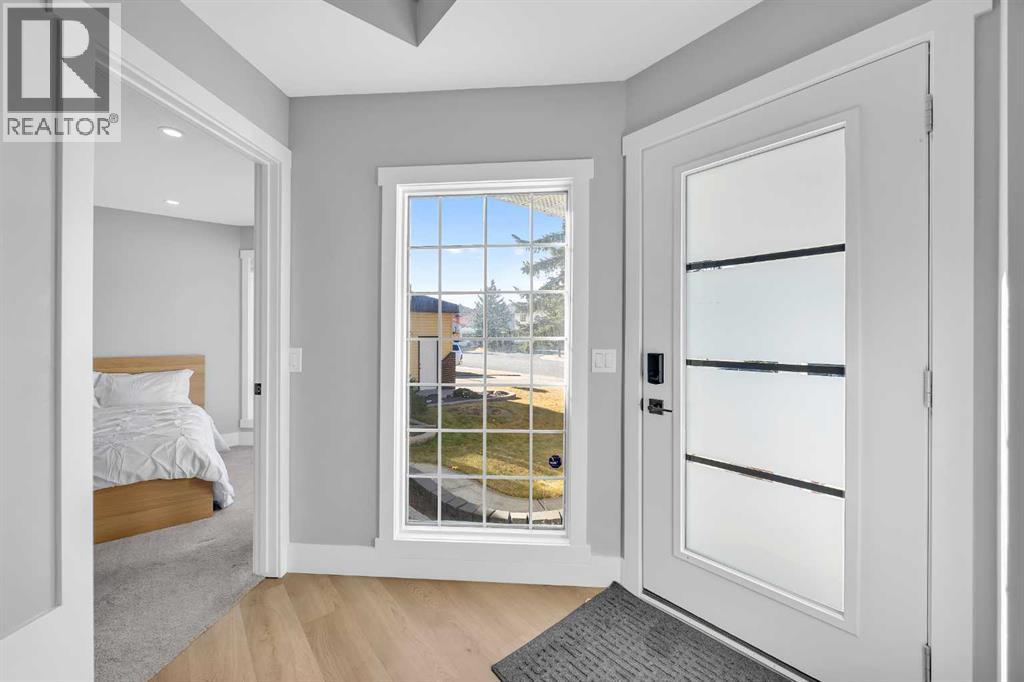 House for Sale in 122 Hawkstone Drive NW|Calgary, Alberta T3G3L7 2