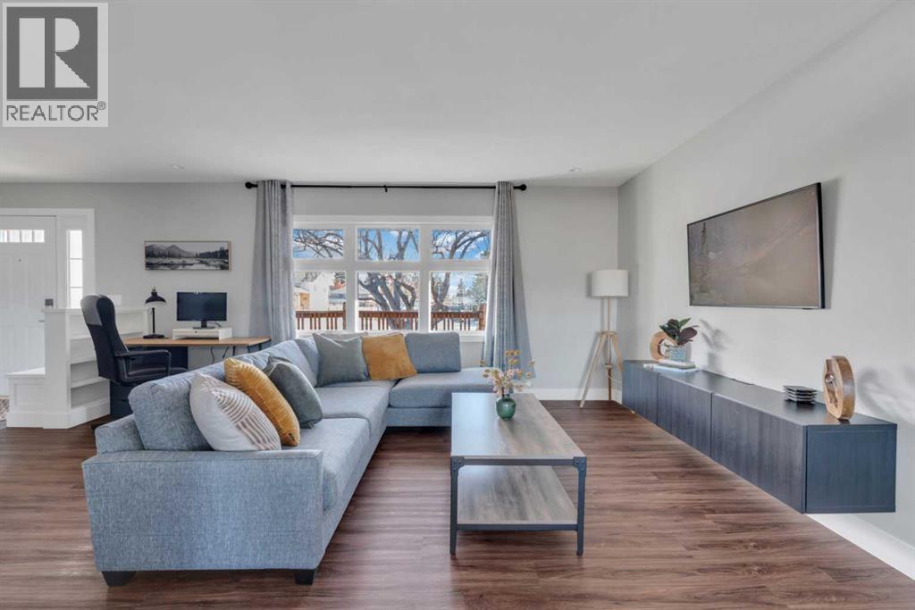 House for Sale in 19 Garrick Drive SW|Calgary, Alberta T3E5B4 5