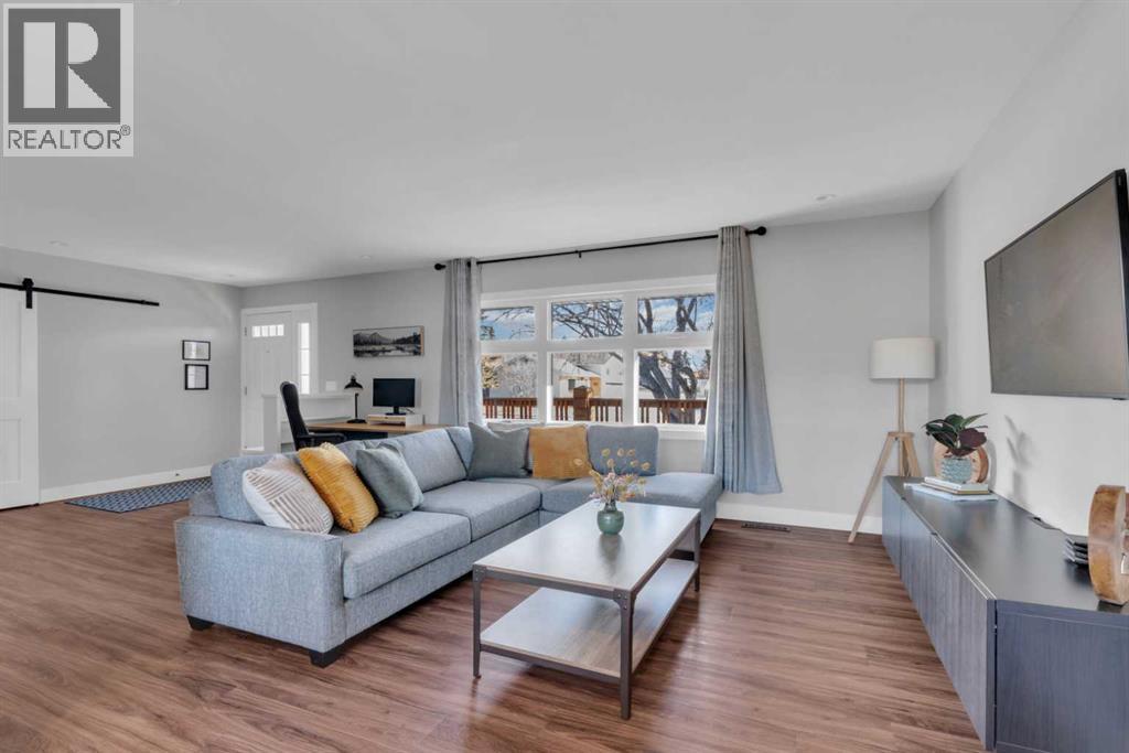 House for Sale in 19 Garrick Drive SW|Calgary, Alberta T3E5B4 4