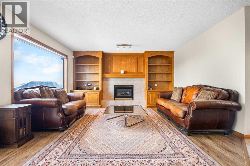 House for Sale in 220 Edgeridge Gardens NW|Calgary, Alberta T3A5Z1 2