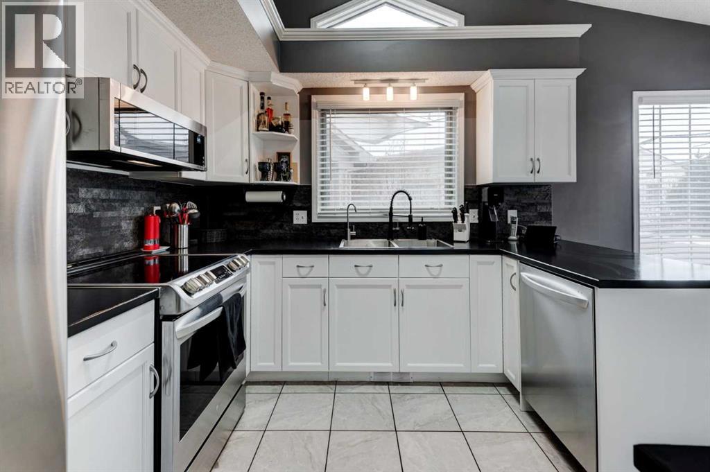 Duplex for Sale in 66 Douglas Woods Park SE|Calgary, Alberta T2Z2K6 4